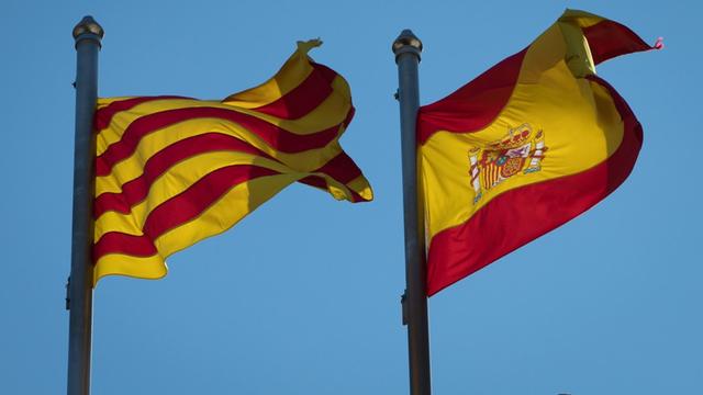 Die Flaggen Spaniens und Kataloniens