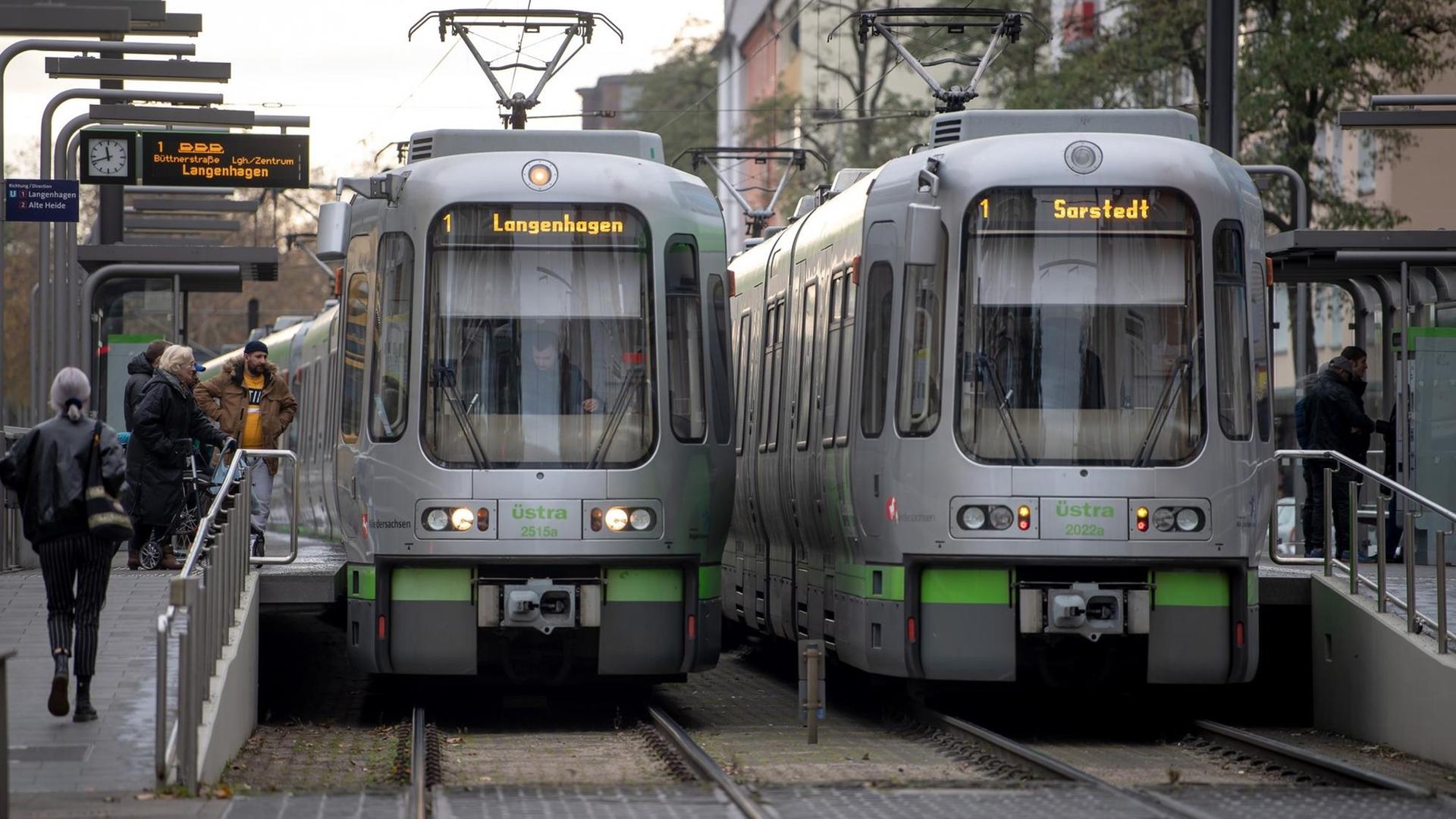 Zwei Stadtbahnen stehen an der Haltestelle Vahrenwalder Platz in Hannover. Zwei Stadtbahnen stehen an der Haltestelle Vahrenwalder Platz in Hannover.