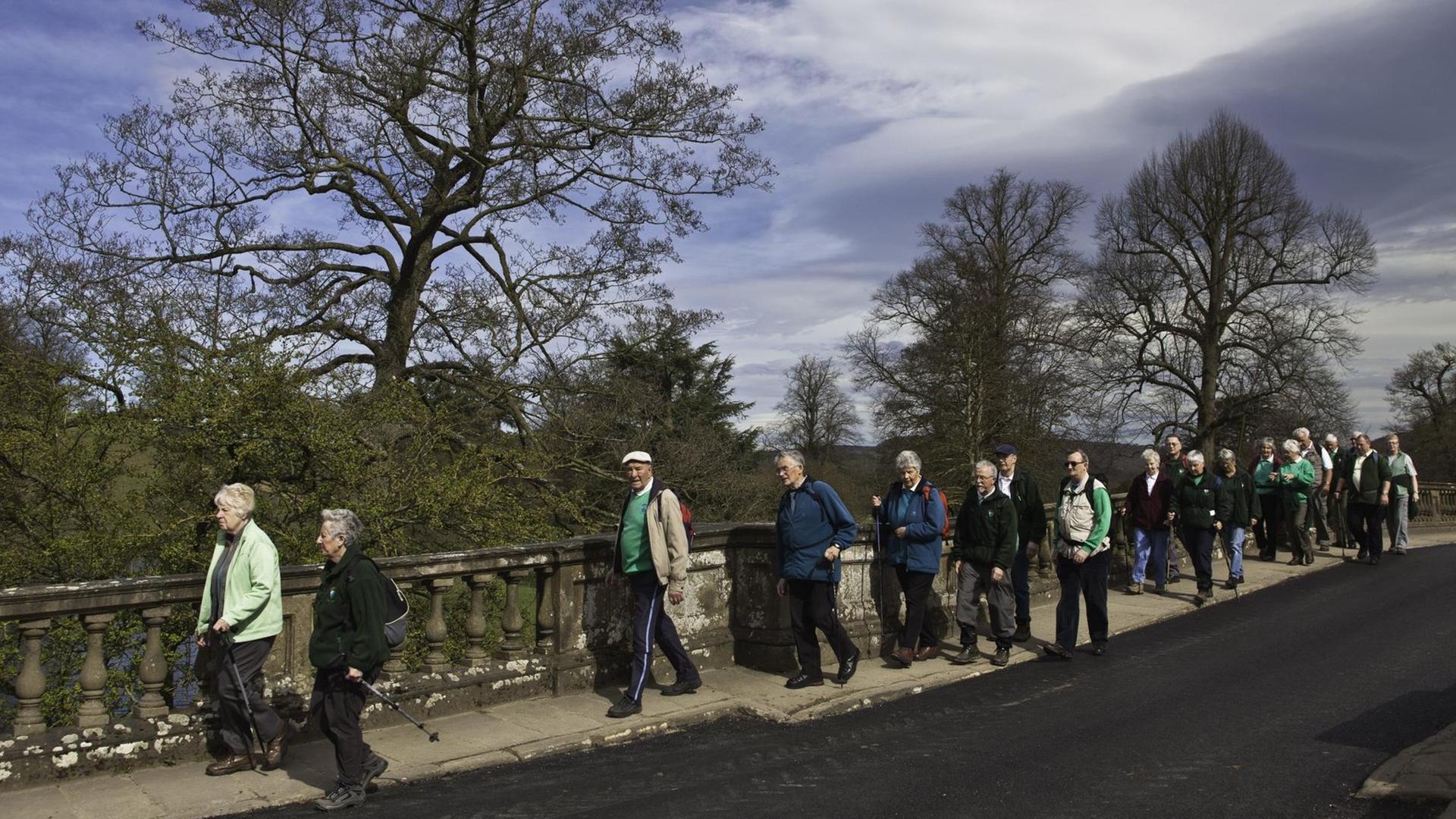 Personas mayores haciendo senderismo en el Reino Unido