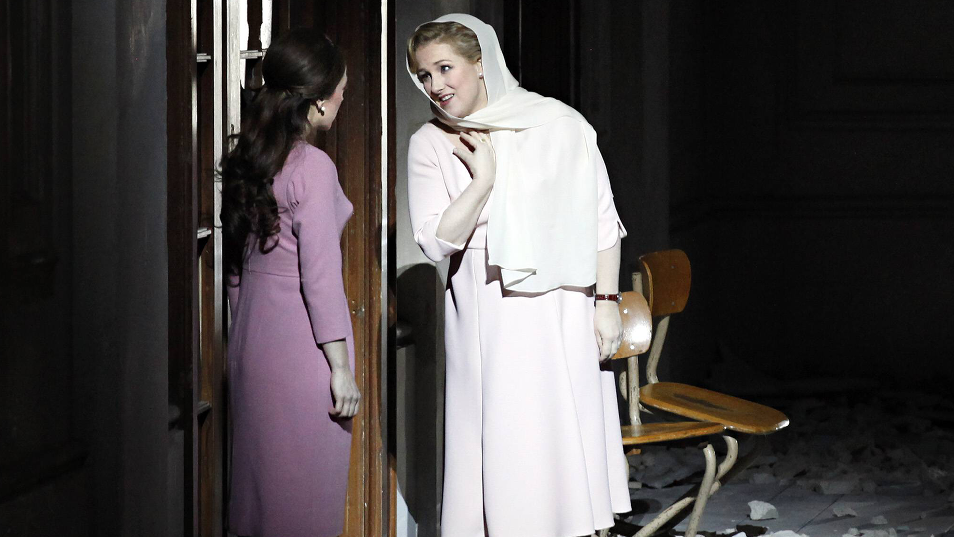 Rachael Wilson als Alisa and Diana Damrau als Lucia Ashton "Lucia di Lammermoor" von Gaetano Donizetti an der Bayerischen Staatsoper in München.