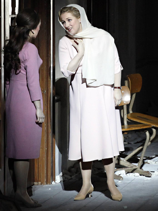 Rachael Wilson als Alisa and Diana Damrau als Lucia Ashton "Lucia di Lammermoor" von Gaetano Donizetti an der Bayerischen Staatsoper in München.