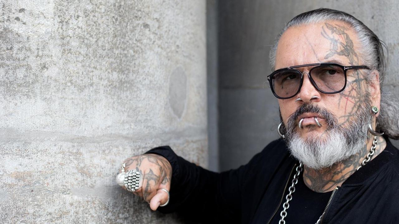 Berghain-Türsteher Sven Marquardt posiert am 05.08.2014 an der Volksbühne in Berlin. Berghain-Türsteher Sven Marquardt posiert am 05.08.2014 an der Volksbühne in Berlin.
