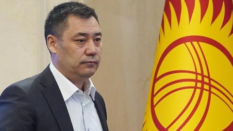 Sadyr Japarov vor einer kirgisischen Flagge