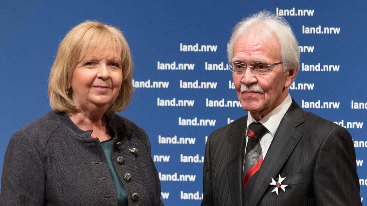 Der ehemalige Bürgermeister von Kreuztal, Rudolf Biermann, wird von NRW-Landesmutter Hannelore Kraft ausgezeichnet