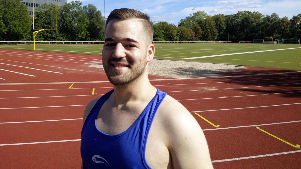 Porträt von Marius Weiß, 25, auf dem Sportplatz Porträt von Marius Weiß, 25, auf dem Sportplatz