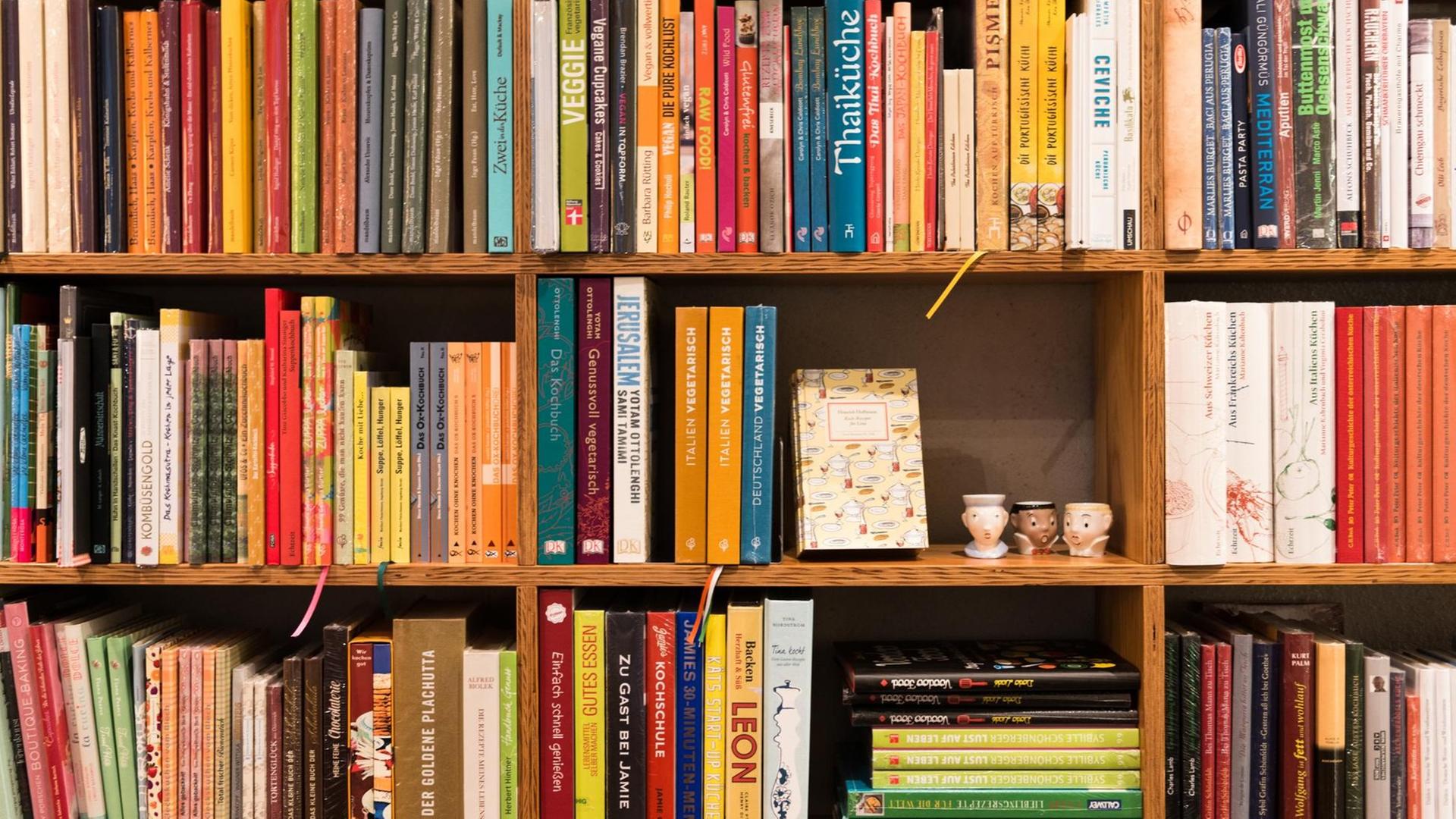 Bücher stehen in München (Bayern) in der Buchhandlung «Moths» in einem Bücherregal Bücher stehen in München (Bayern) in der Buchhandlung «Moths» in einem Bücherregal