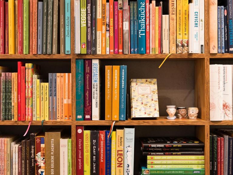 Bücher stehen in München (Bayern) in der Buchhandlung «Moths» in einem Bücherregal