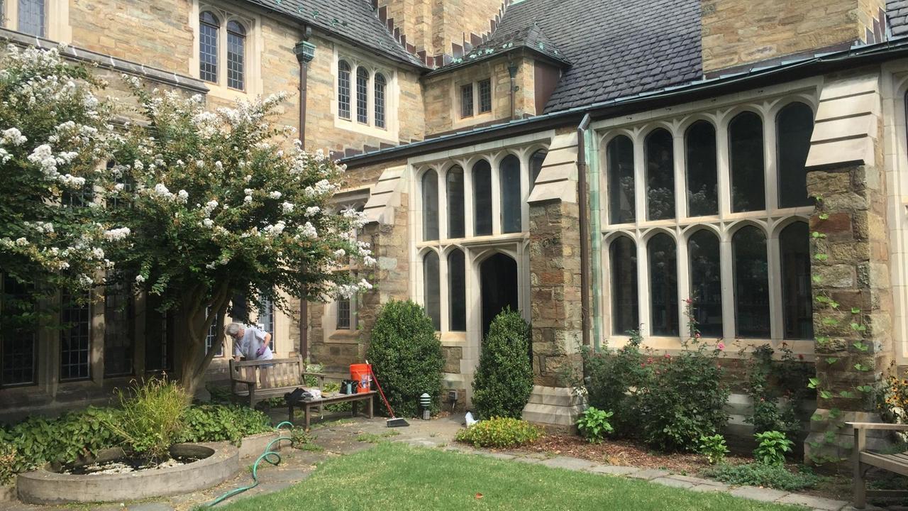 Rosemary Bowes arbeitet in ihrem Garten in einer Kathedrale in Washington. Rosemary Bowes arbeitet in ihrem Garten in einer Kathedrale in Washington.