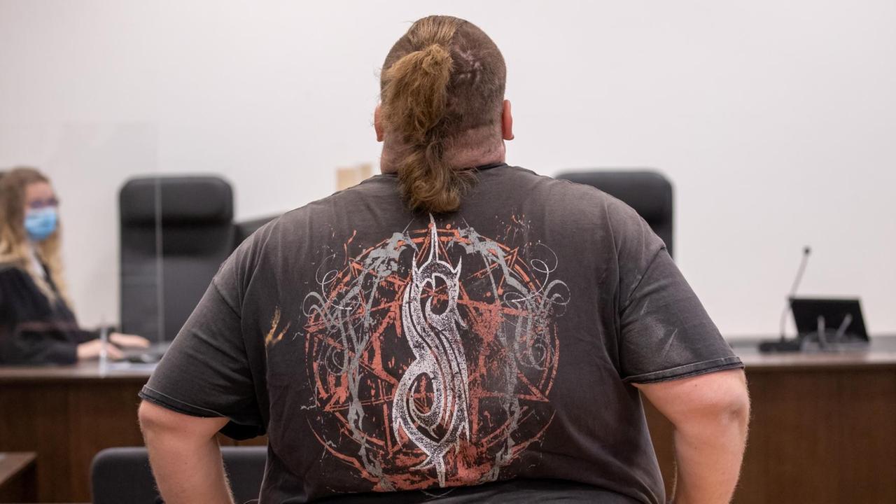 Der wegen Körperverletzung angeklagte Youtuber "Drachenlord" steht bei Prozessbeginn im Sitzungssaal des Strafjustizzentrums des Landgerichts Nürnberg-Fürth. Der 32-jährige Mann muss sich wegen gefährlicher Körperverletzung und anderer Delikte sowie Verleumdung und Beleidigungen von Polizisten vor dem Gericht verantworten. Der wegen Körperverletzung angeklagte Youtuber "Drachenlord" steht bei Prozessbeginn im Sitzungssaal des Strafjustizzentrums des Landgerichts Nürnberg-Fürth. Der 32-jährige Mann muss sich wegen gefährlicher Körperverletzung und anderer Delikte sowie Verleumdung und Beleidigungen von Polizisten vor dem Gericht verantworten.