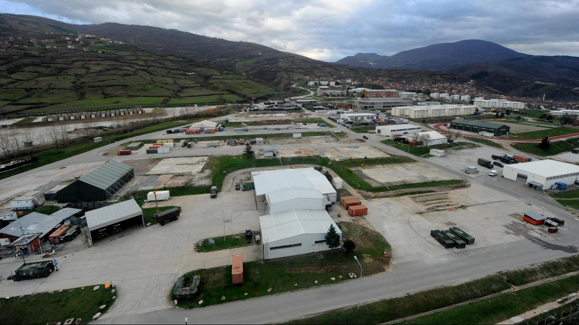 Das KFOR-Feldlager in Prizren im Kosovo, aufgenommen am Mittwoch (08.12.2010) aus einem Bundeswehr-Hubschrauber anlässlich eines vorweihnachtlichen Besuchs des Bundesverteidigungsministers Zu Guttenberg.