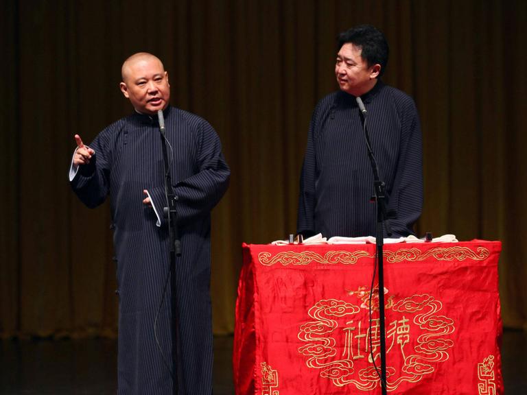 Guo Degang (links) und Yu Qian sind bekannte Cross-Talk-Comedian in China - auf der Bühne des Hainan Center for the Performing Arts in Haikou