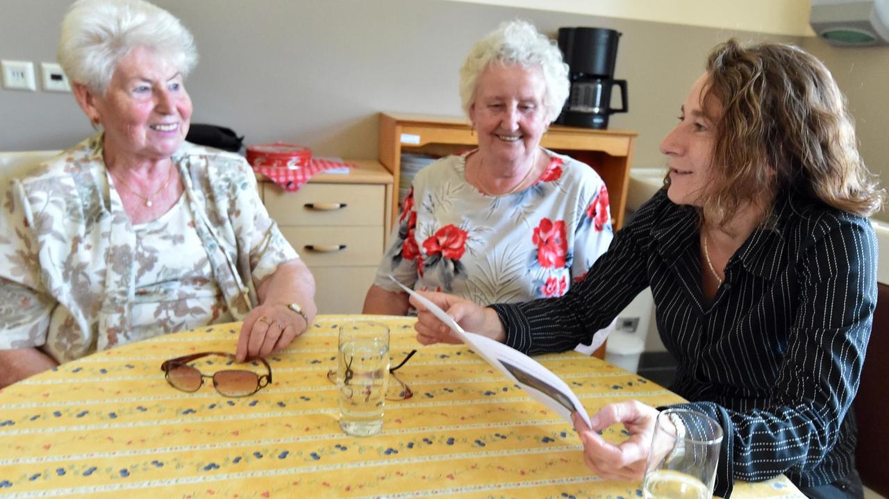 Dorfkümmerin Deniz Öz (r) bespricht mit Christa Löchel (l) und Marianne Schimmelpfennig vielfältige Veranstaltungsformate. Dorfkümmerin Deniz Öz (r) bespricht mit Christa Löchel (l) und Marianne Schimmelpfennig vielfältige Veranstaltungsformate.