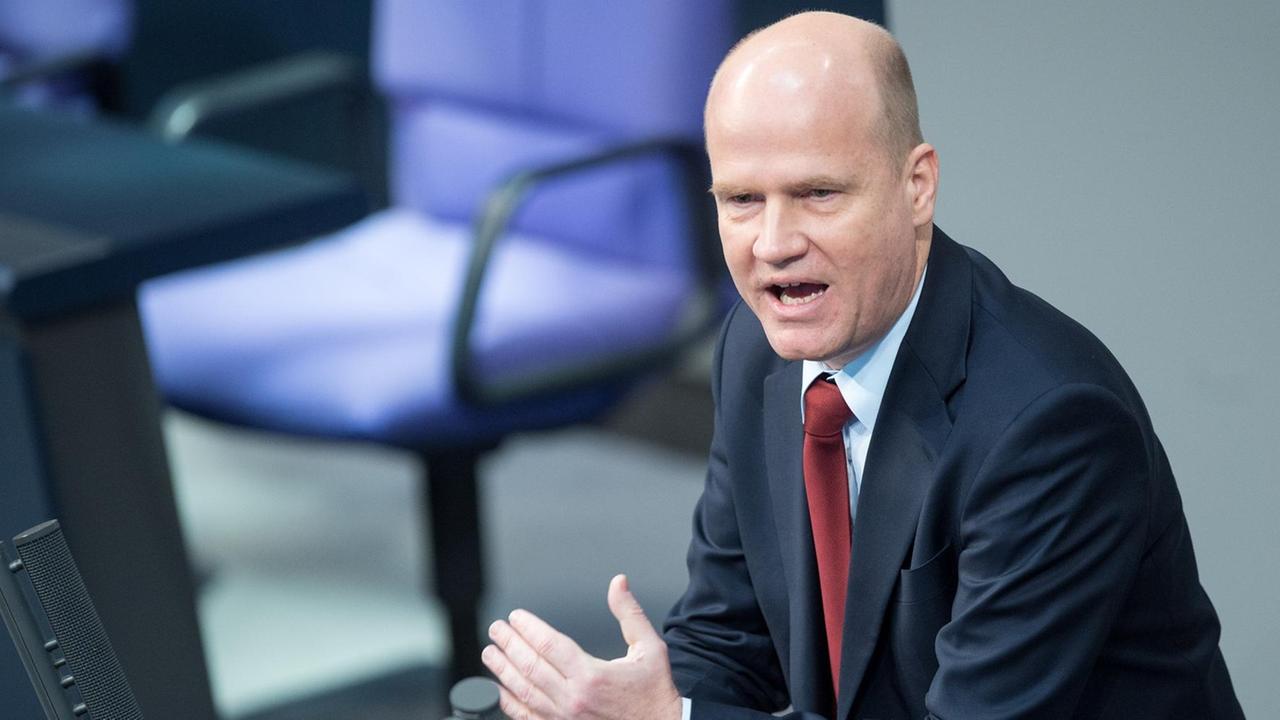 Brinkhaus steht am Rednerpult des Bundestages und hält einen offenbar engagierten Vortrag. Brinkhaus steht am Rednerpult des Bundestages und hält einen offenbar engagierten Vortrag.