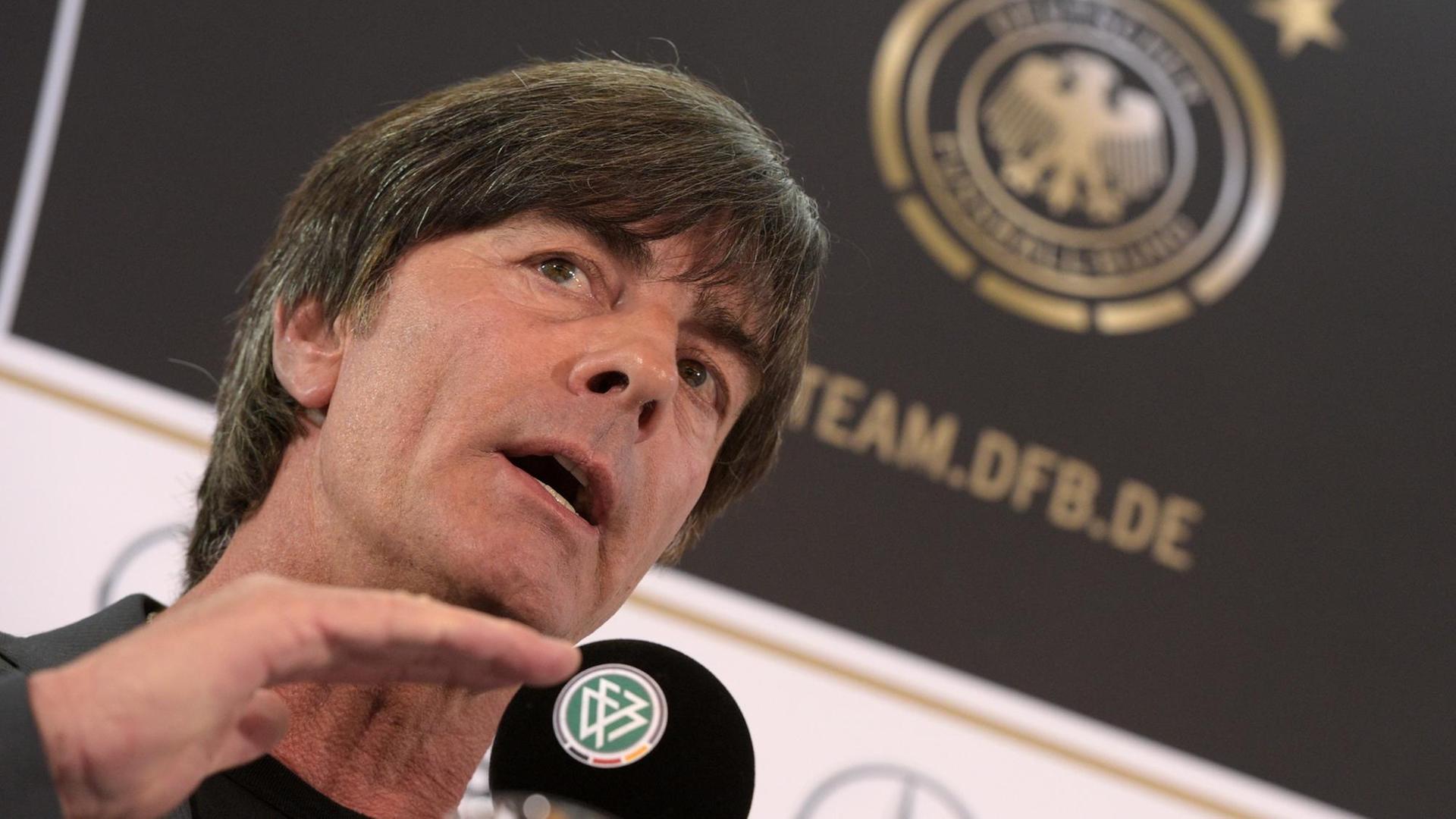 Bundestrainer Joachim Löw gestikuliert auf der Pressekonferenz vor einem DFB-Logo Bundestrainer Joachim Löw gestikuliert auf der Pressekonferenz vor einem DFB-Logo