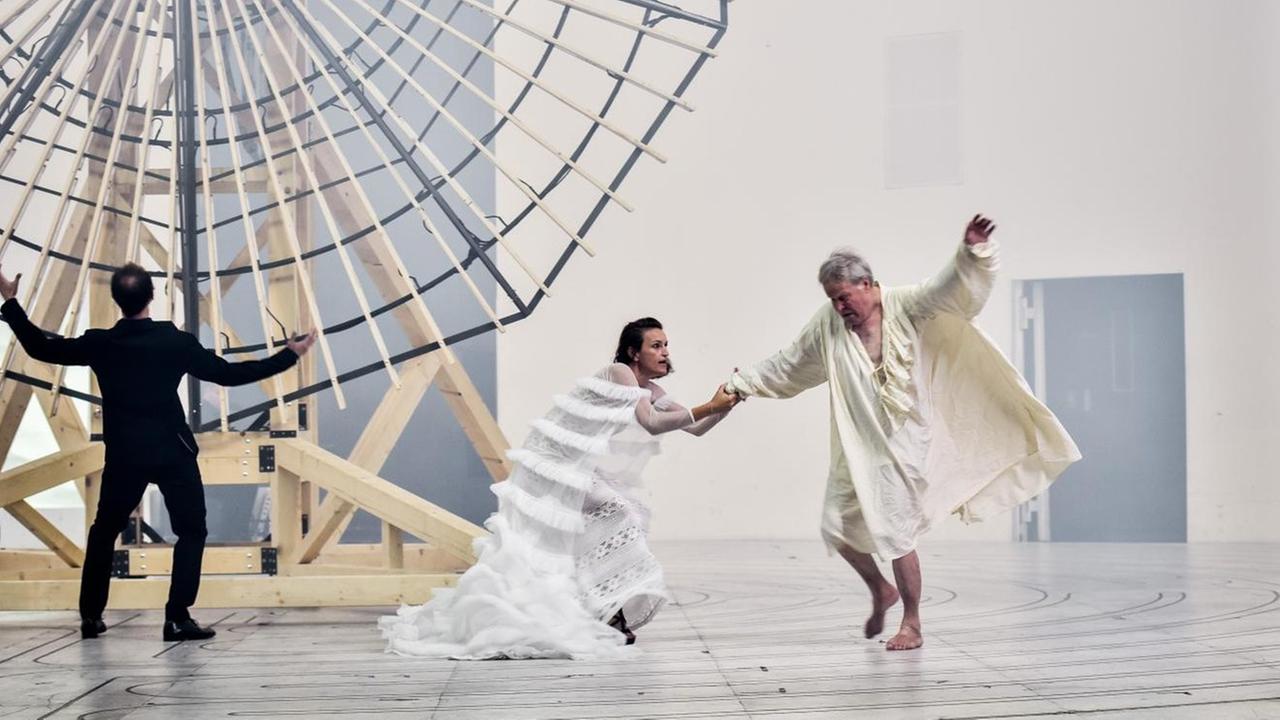 Die Schauspieler Elias Arens, Birgit Unterweger und Markwart Müller-Elmau in einer Szene des Stücks "Lear" in der Regie von Sebastian Hartmann am Deutschen Theater in Berlin. Die Schauspieler Elias Arens, Birgit Unterweger und Markwart Müller-Elmau in einer Szene des Stücks "Lear" in der Regie von Sebastian Hartmann am Deutschen Theater in Berlin.