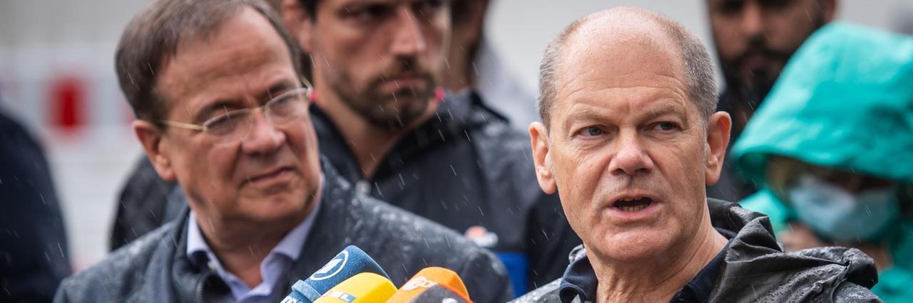 Armin Laschet (CDU, l), Ministerpräsident von Nordrhein-Westfalen und Kanzlerkandidat, und Olaf Scholz (SPD), Bundesfinanzminister und Kanzlerkandidat, geben ein gemeinsames Pressestatement. Armin Laschet (CDU, l), Ministerpräsident von Nordrhein-Westfalen und Kanzlerkandidat, und Olaf Scholz (SPD), Bundesfinanzminister und Kanzlerkandidat, geben ein gemeinsames Pressestatement.