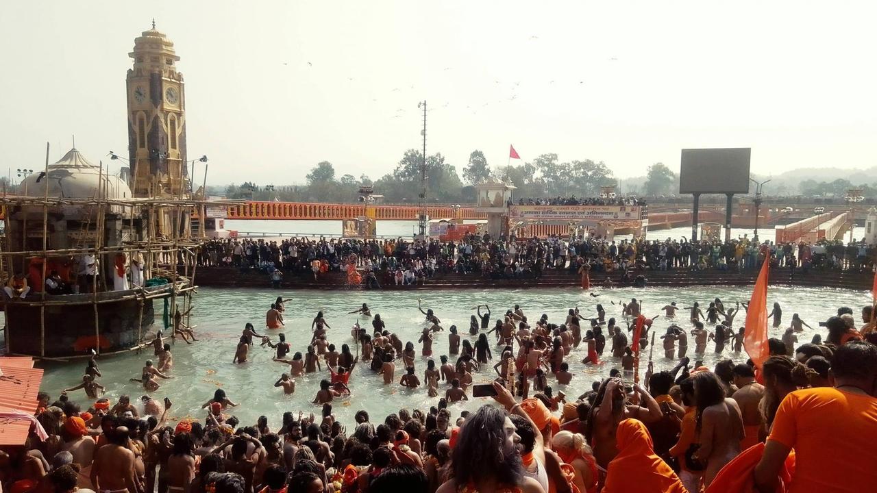 Mahashivratri Snan Royal Bath in Haridwar Kumbh im April 2021.
Millionen von Hindu-Anhängern nehmen ein Bad im heiligen Fluss Ganges in Haridwar