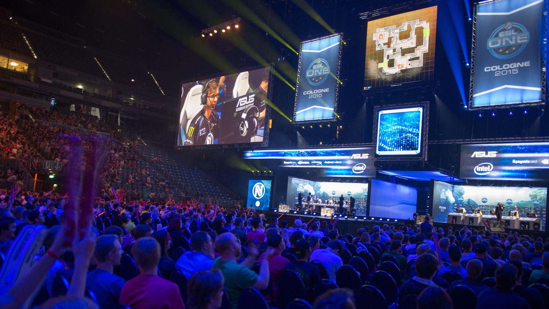 Tausende Zuschauer verfolgen am 22.08.2015 in der Lanxess-Arena in Köln (Nordrhein-Westfalen) beim Counter-Strike-Turnier der Electronic Sports League (ESL) das Viertelfinale zwischen den Teams "EnVyUs" und "Natus Vincere". Acht Teams und vierzig Profispieler sind dabei. Tausende Zuschauer verfolgen am 22.08.2015 in der Lanxess-Arena in Köln (Nordrhein-Westfalen) beim Counter-Strike-Turnier der Electronic Sports League (ESL) das Viertelfinale zwischen den Teams "EnVyUs" und "Natus Vincere". Acht Teams und vierzig Profispieler sind dabei.