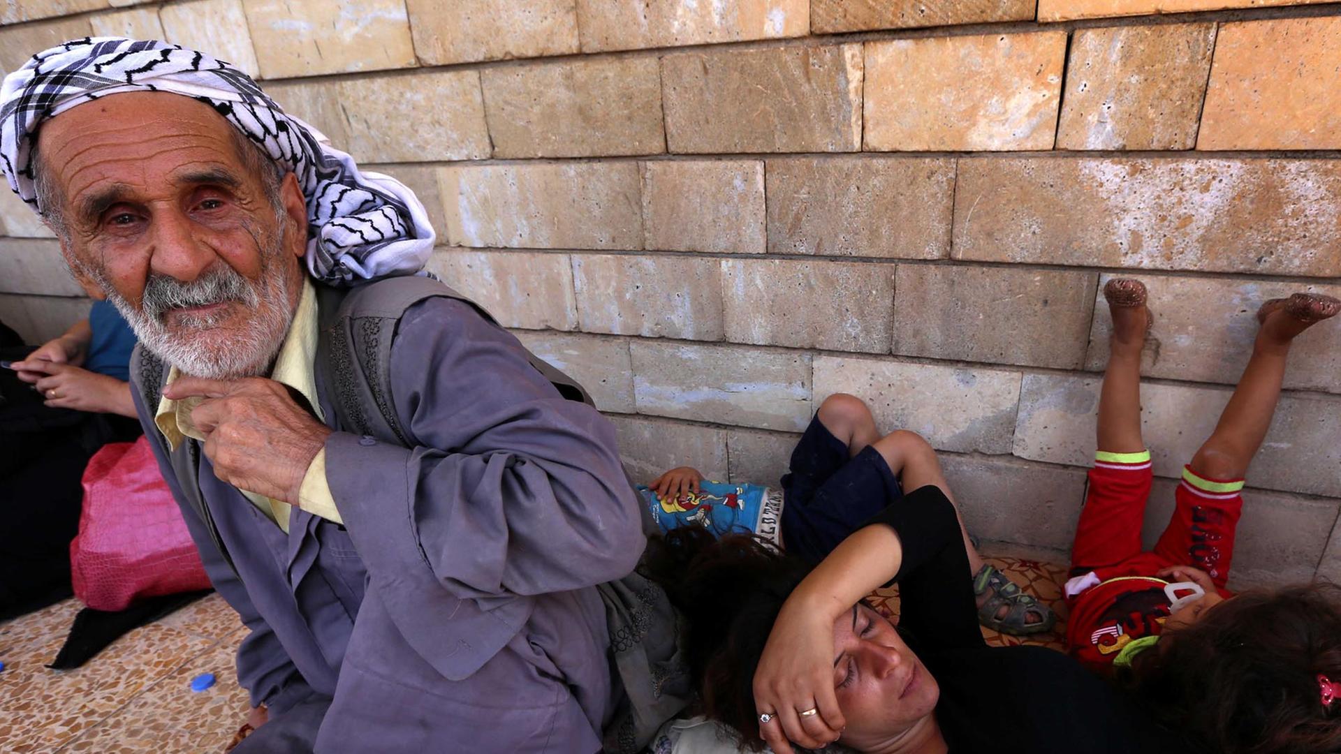 Irakische Christen ruhen sich nach ihrer Flucht aus der von IS-Terrormilizionären eroberten Stadt Karakosch im kurdischen Arbil aus. Irakische Christen ruhen sich nach ihrer Flucht aus der von IS-Terrormilizionären eroberten Stadt Karakosch im kurdischen Arbil aus.