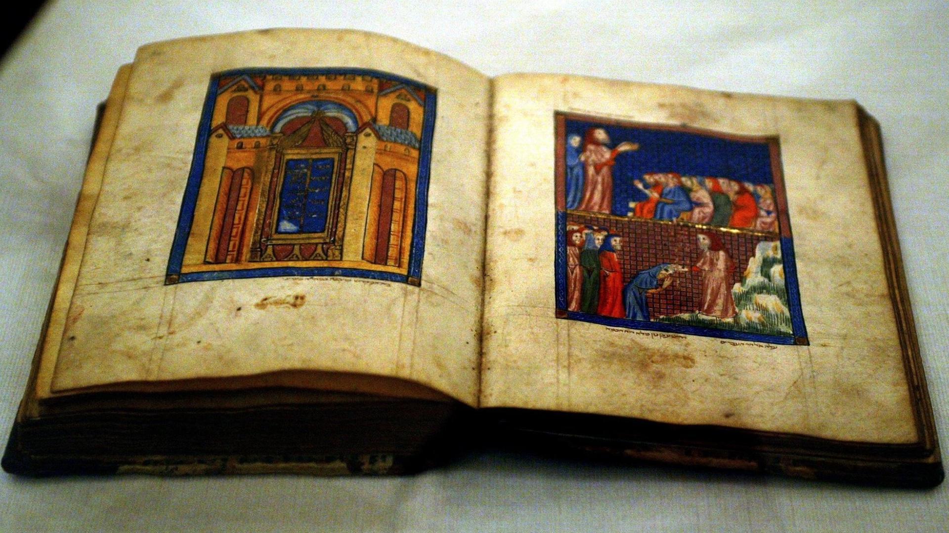 Das mehr als 600 Jahre alte jüdische Schriftwerk "Haggadah von Sarajevo" wird nach umfassender Restaurierung im Nationalmuseum von Sarajevo gezeigt. Das reich illustrierte religiöse Buch gilt als eines der schönsten Kunstwerke der Juden aus dem 14. Jahrhundert und stammt aus Spanien. Nach Bosnien kam die Haggadah 1510 mit aus Spanien vertriebenen Juden. Haggadah bedeutet "Erzählung". Das Buch erzählt von der Sklaverei in Ägypten und dem Auszug in die Freiheit. Es enthält auch Psalmen, Lieder und Texte aus dem Talmud und dem Mittelalter. Das mehr als 600 Jahre alte jüdische Schriftwerk "Haggadah von Sarajevo" wird nach umfassender Restaurierung im Nationalmuseum von Sarajevo gezeigt. Das reich illustrierte religiöse Buch gilt als eines der schönsten Kunstwerke der Juden aus dem 14. Jahrhundert und stammt aus Spanien. Nach Bosnien kam die Haggadah 1510 mit aus Spanien vertriebenen Juden. Haggadah bedeutet "Erzählung". Das Buch erzählt von der Sklaverei in Ägypten und dem Auszug in die Freiheit. Es enthält auch Psalmen, Lieder und Texte aus dem Talmud und dem Mittelalter.
