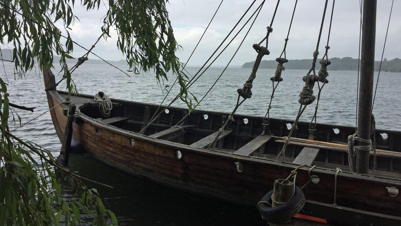 Das nachgebaute Wikingerschiff am Ratzeburger See. Das nachgebaute Wikingerschiff am Ratzeburger See.