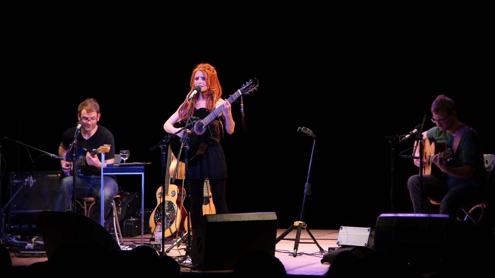Sarah Lesch mit Tim Ludwig und Oliver Haas bei den 10. Geraer Songtagen. Sarah Lesch mit Tim Ludwig und Oliver Haas bei den 10. Geraer Songtagen.