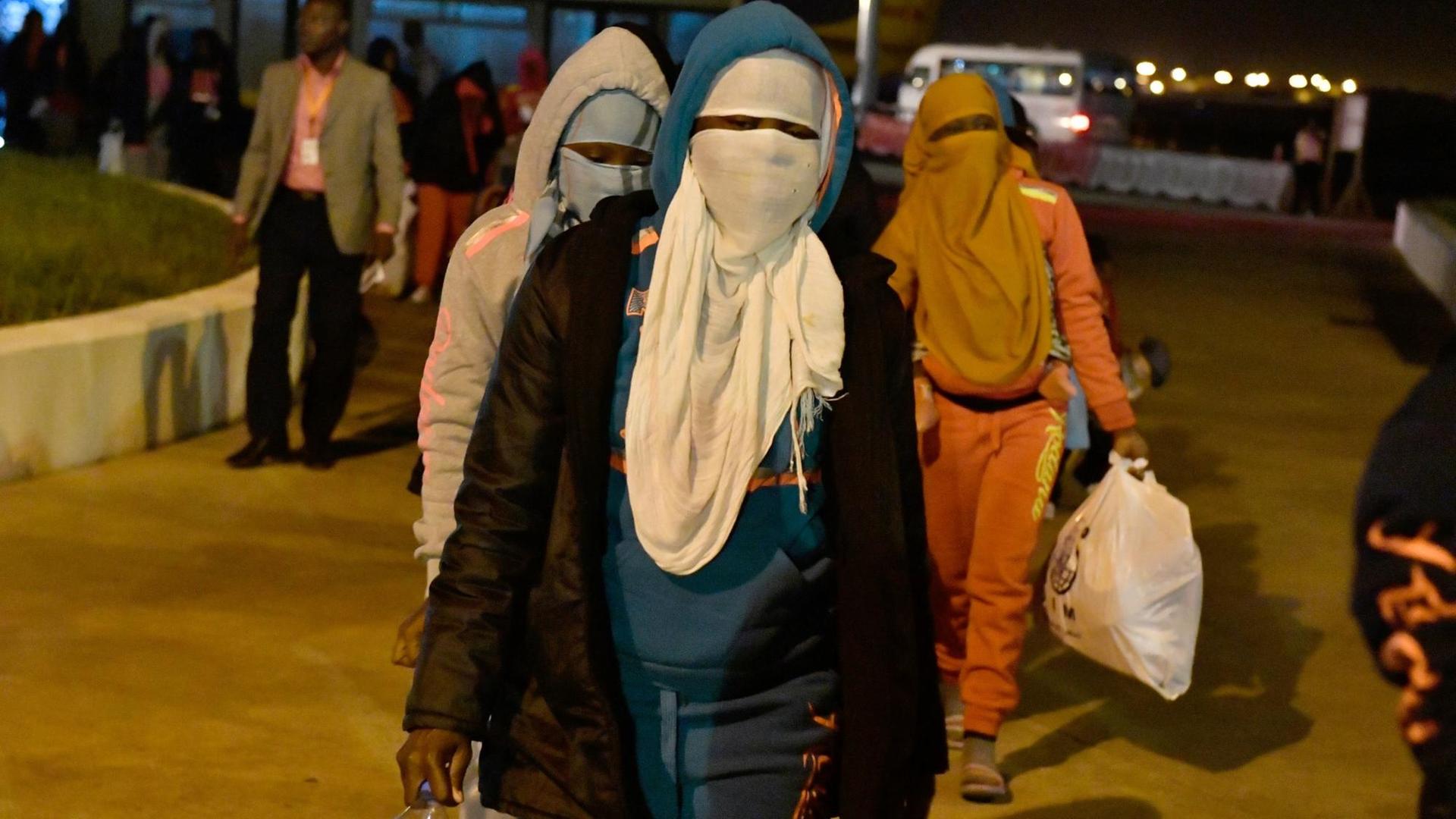 Flüchtlinge von der Elfenbeinküste nach ihrere Rückkehr aus Libyen am Flughafen von Abidjan. Einige von ihnen berichten von Vergewaltigungen und davon, dass sie als Sklaven verkauft wurden. Flüchtlinge von der Elfenbeinküste nach ihrere Rückkehr aus Libyen am Flughafen von Abidjan. Einige von ihnen berichten von Vergewaltigungen und davon, dass sie als Sklaven verkauft wurden.