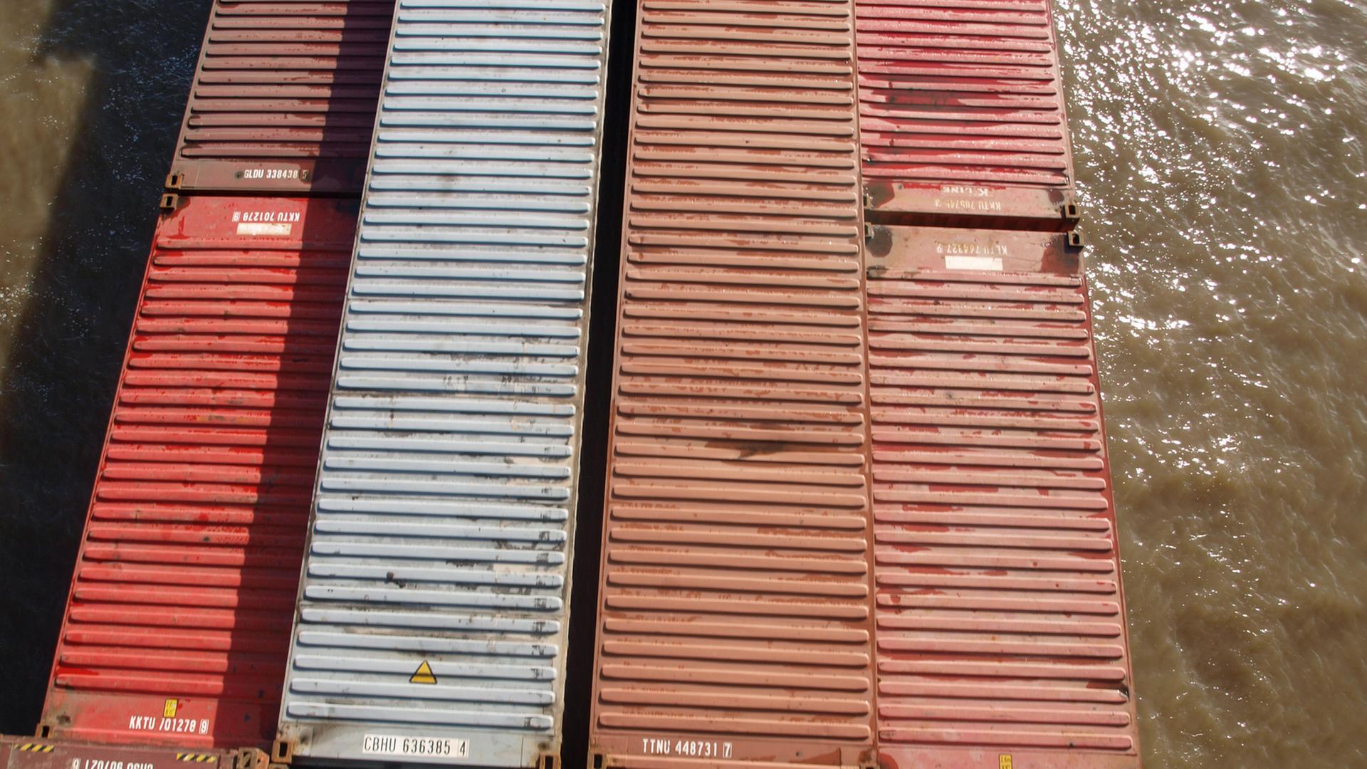 Ein Schiff beladen mit Containern Ein Schiff beladen mit Containern