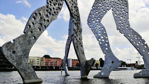 Monumentalkunstwerk "Molecule Man" auf der Spree Berlin.