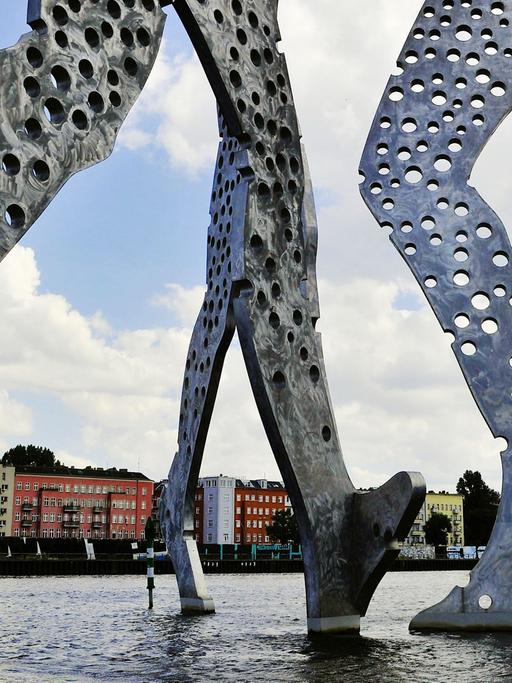 Monumentalkunstwerk "Molecule Man" auf der Spree Berlin.