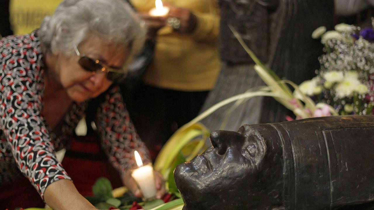 Eine Frau besucht das Grab von Erzbischof Romero in San Salvador anlässlich seines 33. Todestages. Eine Frau besucht das Grab von Erzbischof Romero in San Salvador anlässlich seines 33. Todestages.