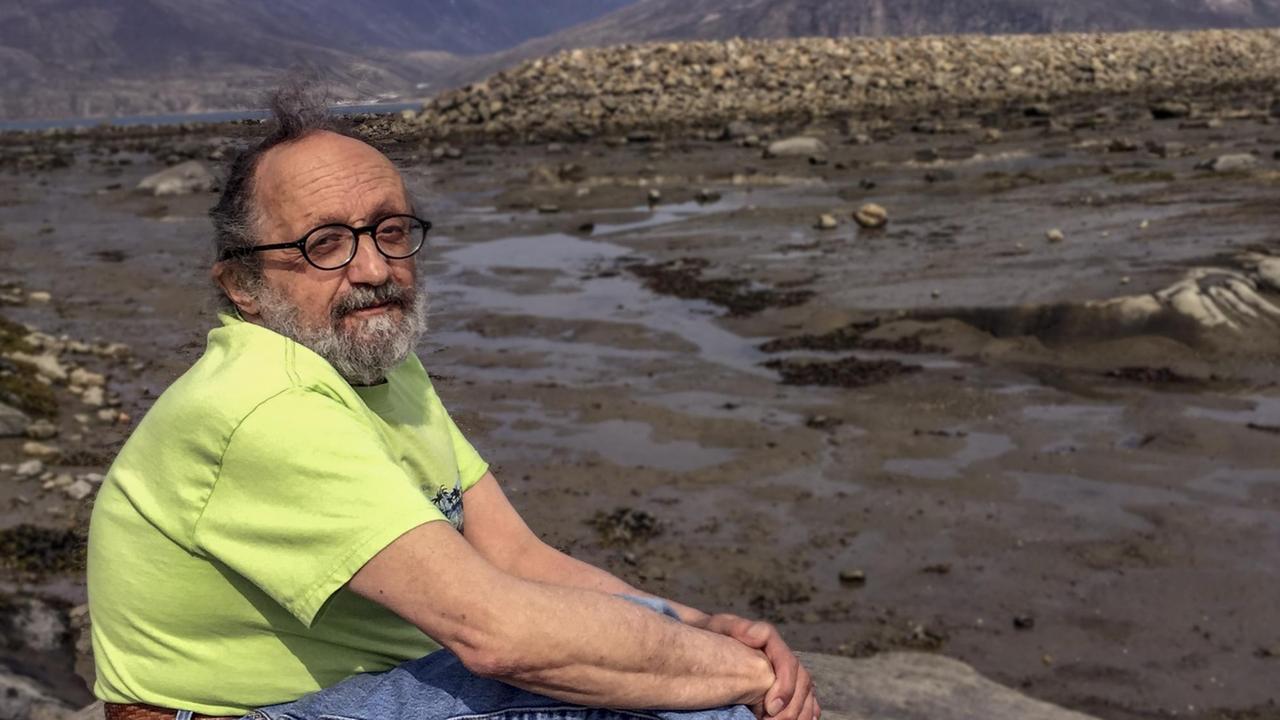 Markus Wilcke am Fjord von Pangnirtung, direkt unterhalb seines Hauses. Markus Wilcke am Fjord von Pangnirtung, direkt unterhalb seines Hauses.
