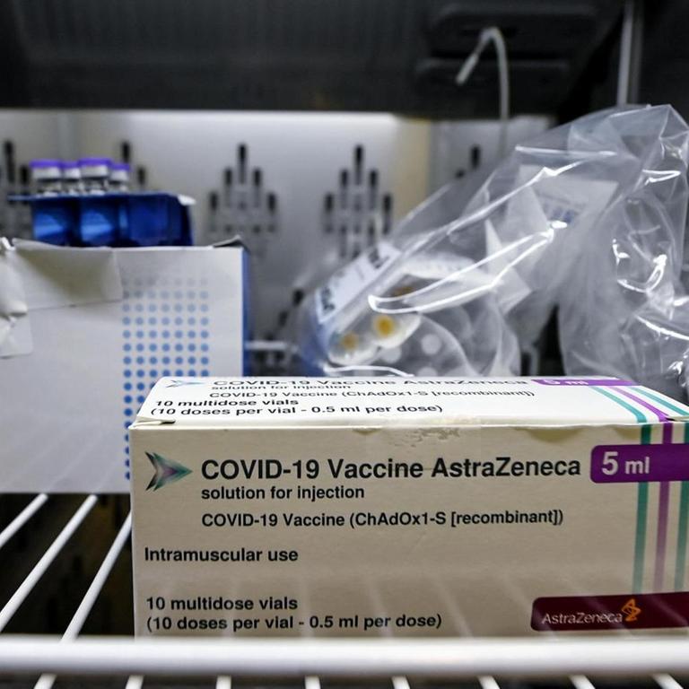 Box mit AstraZeneca-Impfstoff in einem Kühlschrank