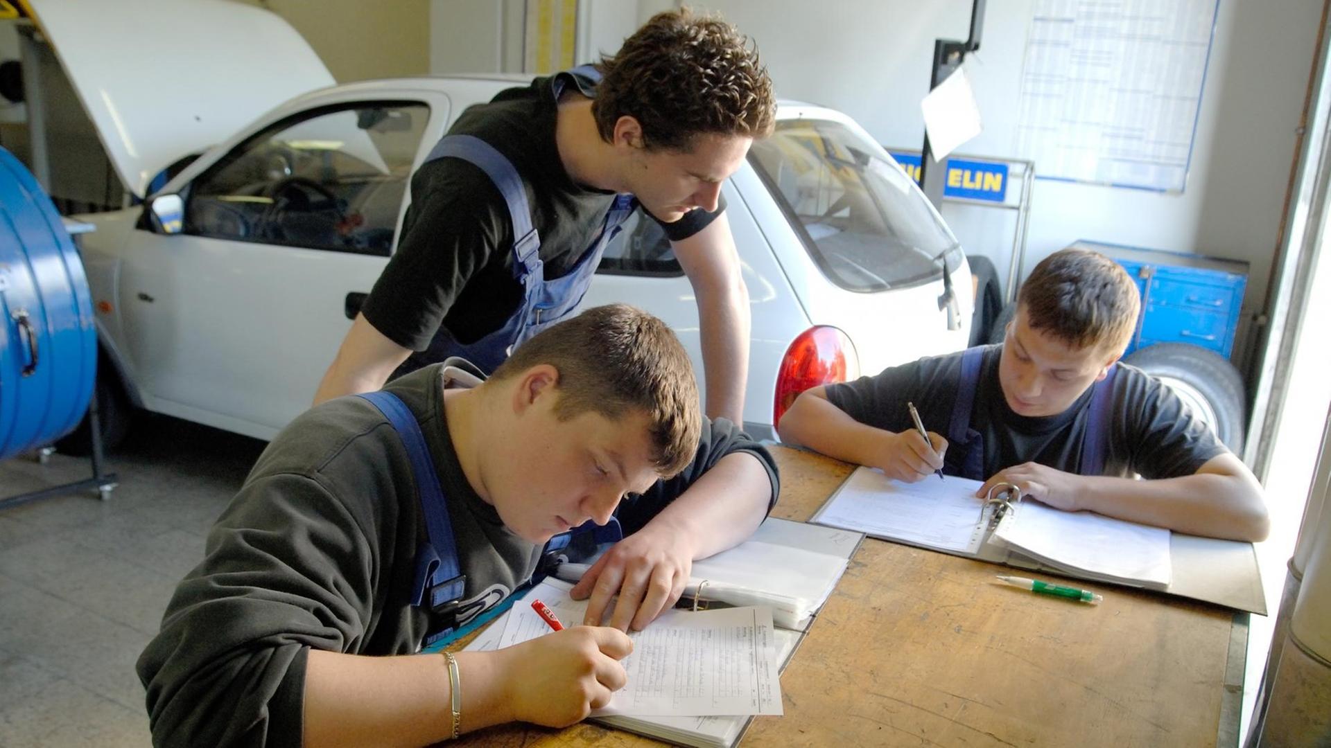 Ausserbetriebliche Ausbildungsstätte der Handwerkskammer (HWK) Dortmund. Ausbildung zum KFZ Servicemechaniker. Hier: Auszubildende führen ihr Berichtsheft in der Werkstatt. Dortmund, Nordrhein-Westfalen, Deutschland, 22.09.2006 | Verwendung weltweit Ausserbetriebliche Ausbildungsstätte der Handwerkskammer (HWK) Dortmund. Ausbildung zum KFZ Servicemechaniker. Hier: Auszubildende führen ihr Berichtsheft in der Werkstatt. Dortmund, Nordrhein-Westfalen, Deutschland, 22.09.2006 | Verwendung weltweit