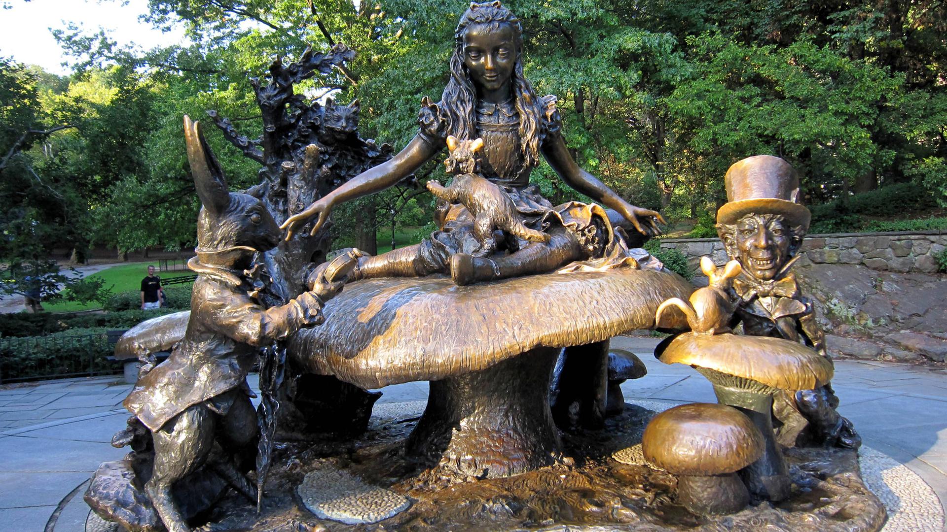 Die 1959 entstandene Bronzestatue des Künstlers Jose de Creeft im New Yorker Central Park zeigt eine Szene aus "Alice im Wunderland". Die 1959 entstandene Bronzestatue des Künstlers Jose de Creeft im New Yorker Central Park zeigt eine Szene aus "Alice im Wunderland".