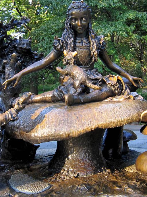 Die 1959 entstandene Bronzestatue des Künstlers Jose de Creeft im New Yorker Central Park zeigt eine Szene aus "Alice im Wunderland".