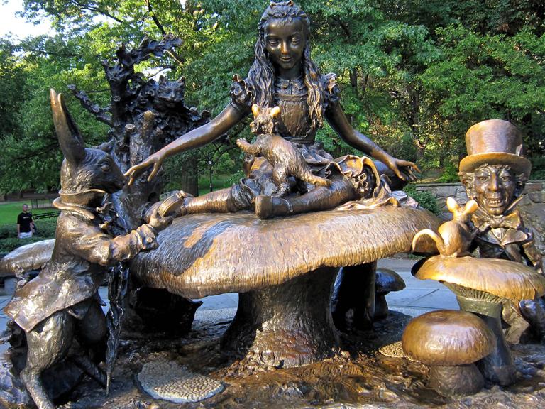 Die 1959 entstandene Bronzestatue des Künstlers Jose de Creeft im New Yorker Central Park zeigt eine Szene aus "Alice im Wunderland".