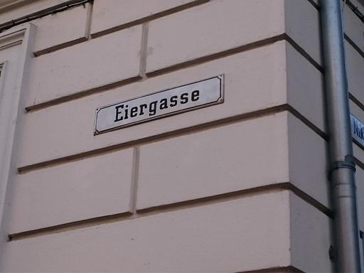 Ein Straßenschild in der Eiergasse im Berliner Nikolaiviertel