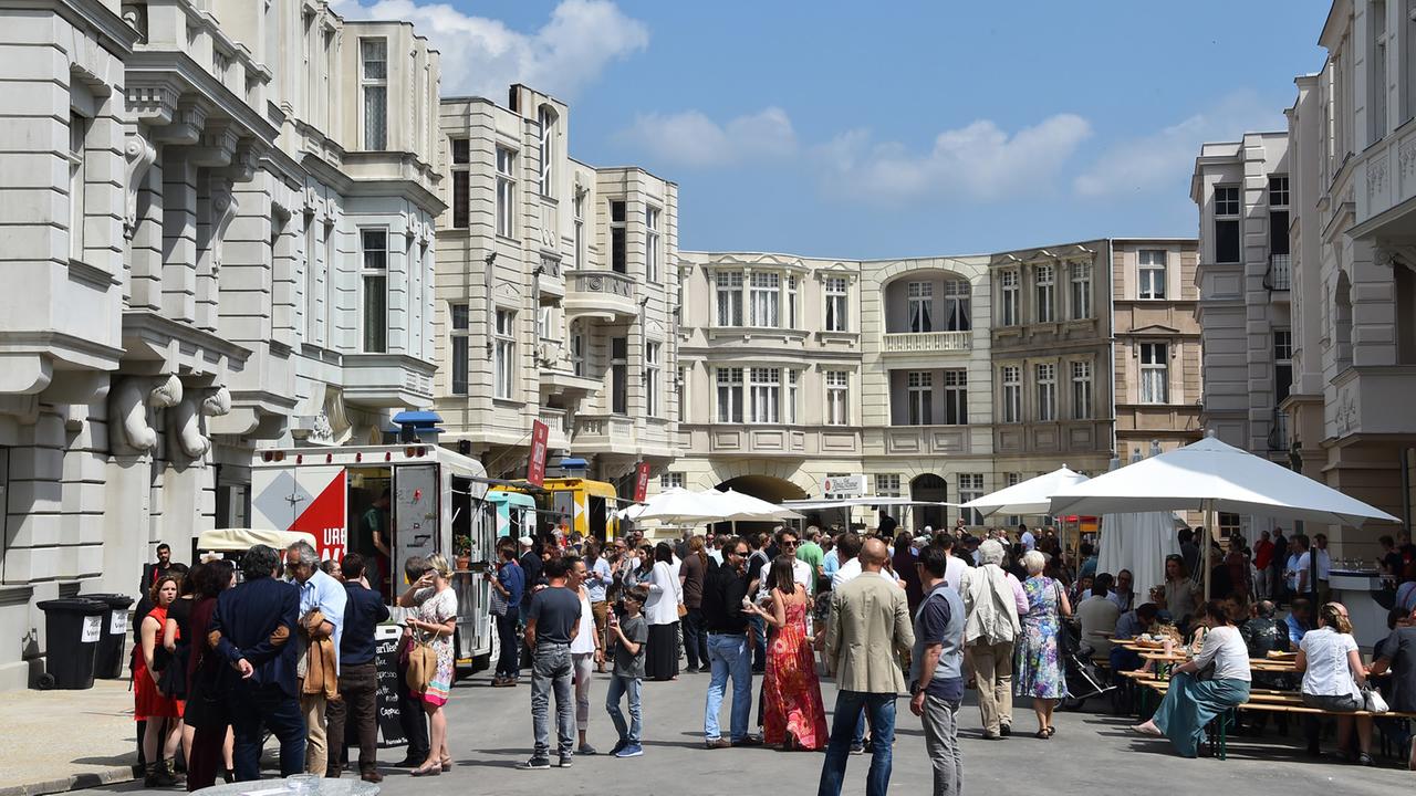 Eröffnung der "Neuen Berliner Straße" in der neuen Außenkulisse des Studio Babelsberg in Potsdam Eröffnung der "Neuen Berliner Straße" in der neuen Außenkulisse des Studio Babelsberg in Potsdam