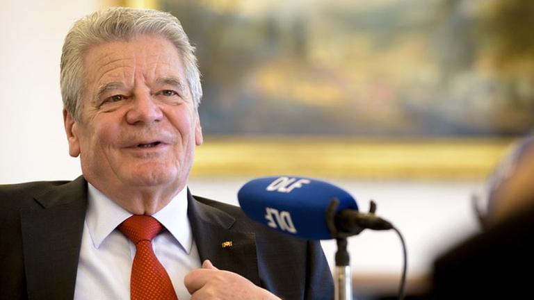 Deutschlands Bundespräsident Joachim Gauck bei der Aufzeichnung zum Interview der Woche im Deutschlandfunk Deutschlands Bundespräsident Joachim Gauck bei der Aufzeichnung zum Interview der Woche im Deutschlandfunk