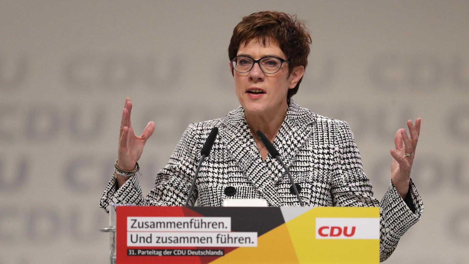 Annegret Kamp-Karrenbauer bei ihrer Bewerbungsrede um den CDU-Vorsitz Annegret Kamp-Karrenbauer bei ihrer Bewerbungsrede um den CDU-Vorsitz