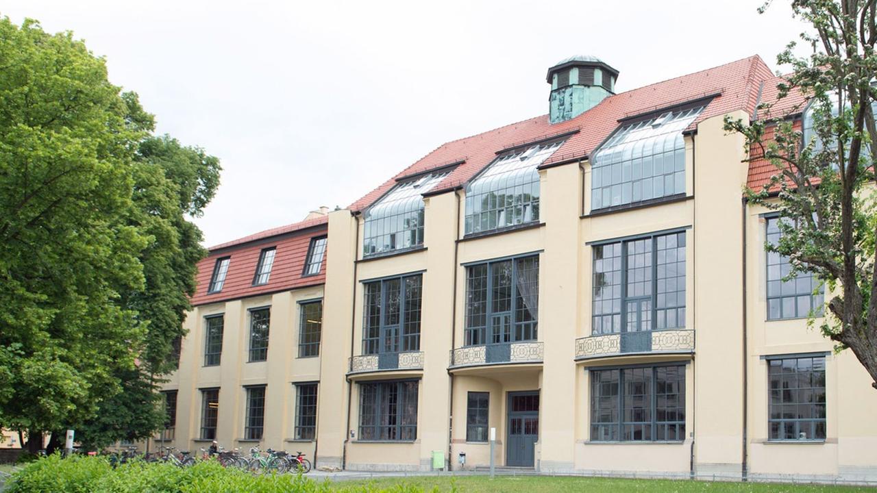 Das Hauptgebäude der Bauhaus-Universität Weimar (Thüringen).