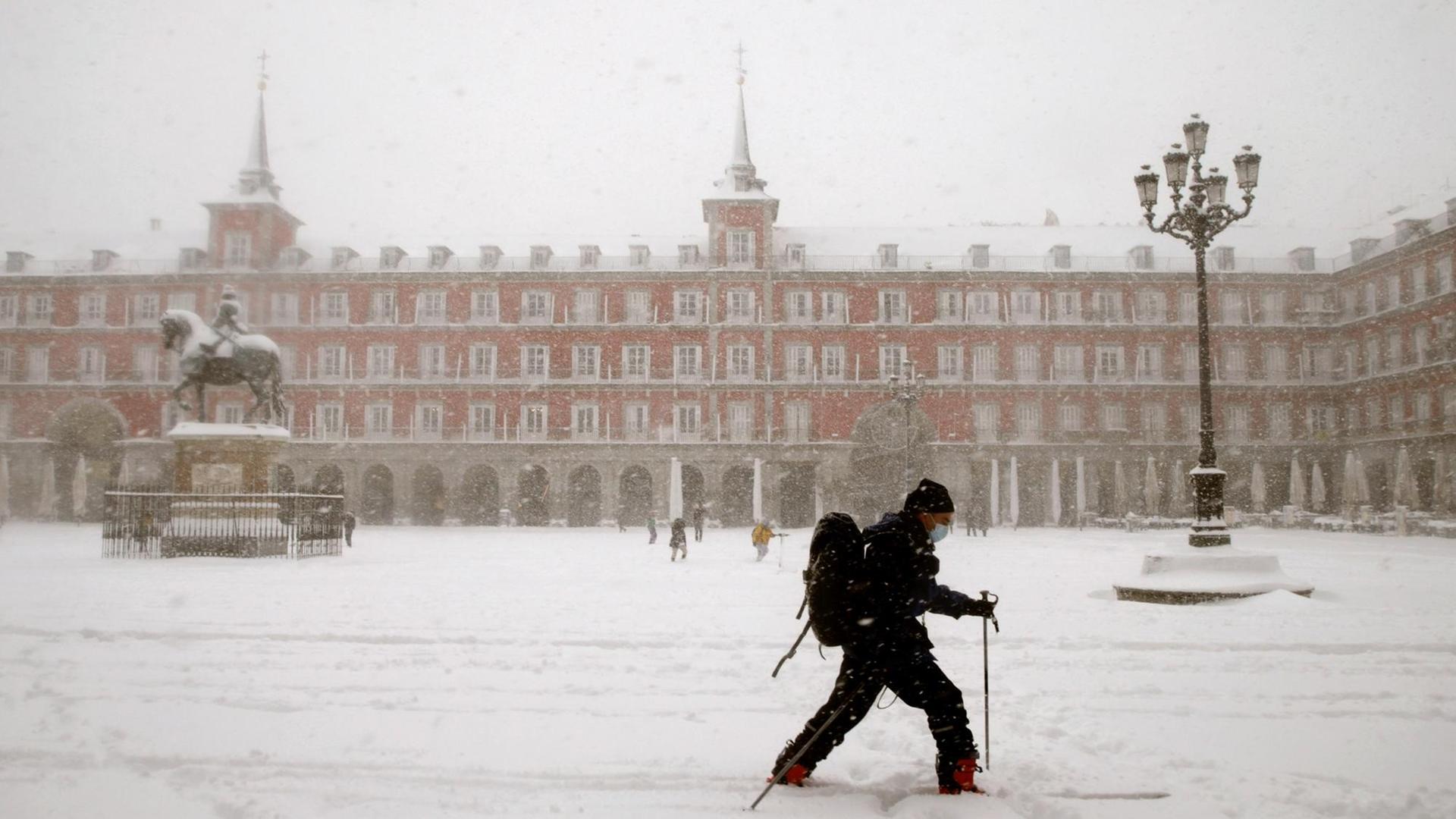 In Madrid hat es so viel geschneit, dass man Ski fahren kann In Madrid hat es so viel geschneit, dass man Ski fahren kann