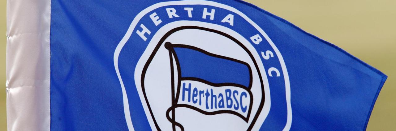 Eine Flagge des Fußball-Bundesligisten Hertha BSC weht auf dem Gelände von Hertha in Berlin im Wind.