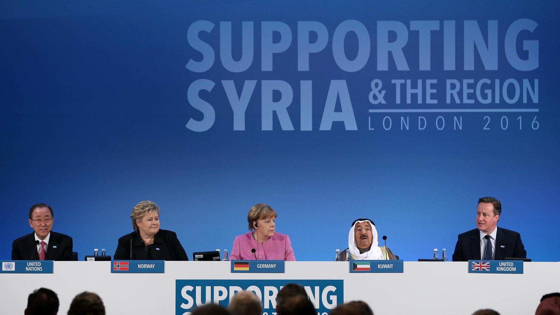 UN-Generalsekretär Ban Ki Moon, die norwegische Ministerpräsidentin Erna Solberg, Bundeskanzlerin Angela Merkel, der Emir von Katar, Scheich Sabah al-Ahmad al-Sabah un der britische Premierminister David Cameron auf der Syrien-Geberkonferenz in London.