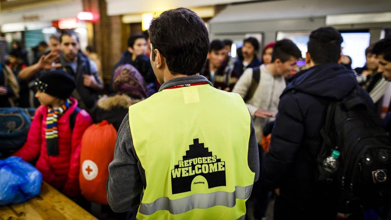 Ein Flüchtlingshelfer im Bahnhof von Flensburg. Ein Flüchtlingshelfer im Bahnhof von Flensburg.