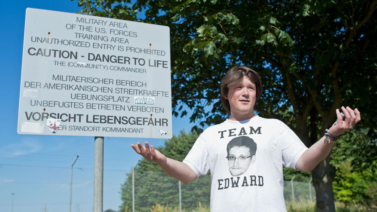 Daniel Bangert, Gründer des "NSA Spion Schutzbundes", steht am 03.07.2014 am Zaun des NSA-Stützpunktes "Dagger Complex" in Griesheim bei Darmstadt.
Daniel Bangert, Gründer des "NSA Spion Schutzbundes", steht am 03.07.2014 am Zaun des NSA-Stützpunktes "Dagger Complex" in Griesheim bei Darmstadt.