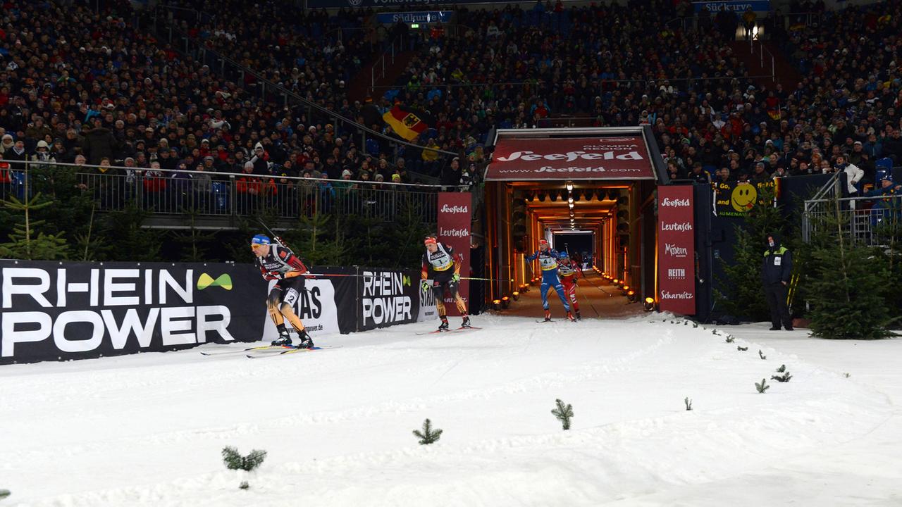 Biathleten fahren am 27.12.2014 bei der 13. Biathlon-World-Team-Challenge (WTC) in der Veltins-Arena in Gelsenkirchen (Nordrhein-Westfalen).