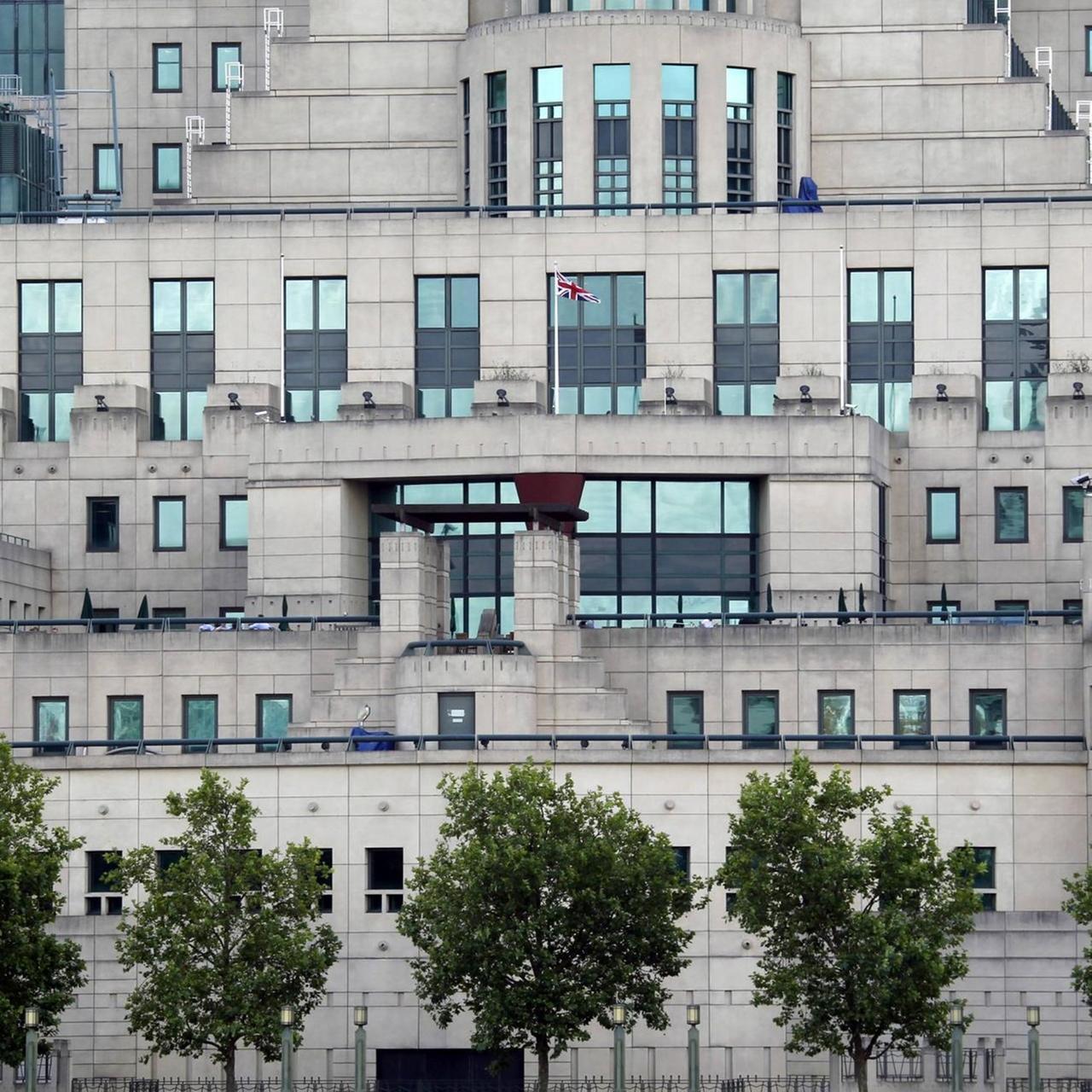 Blick von der Themse auf die Zentrale des britischen Auslandsgeheimdienstes und Hauptsitz des MI6 in London. Blick von der Themse auf die Zentrale des britischen Auslandsgeheimdienstes und Hauptsitz des MI6 in London.