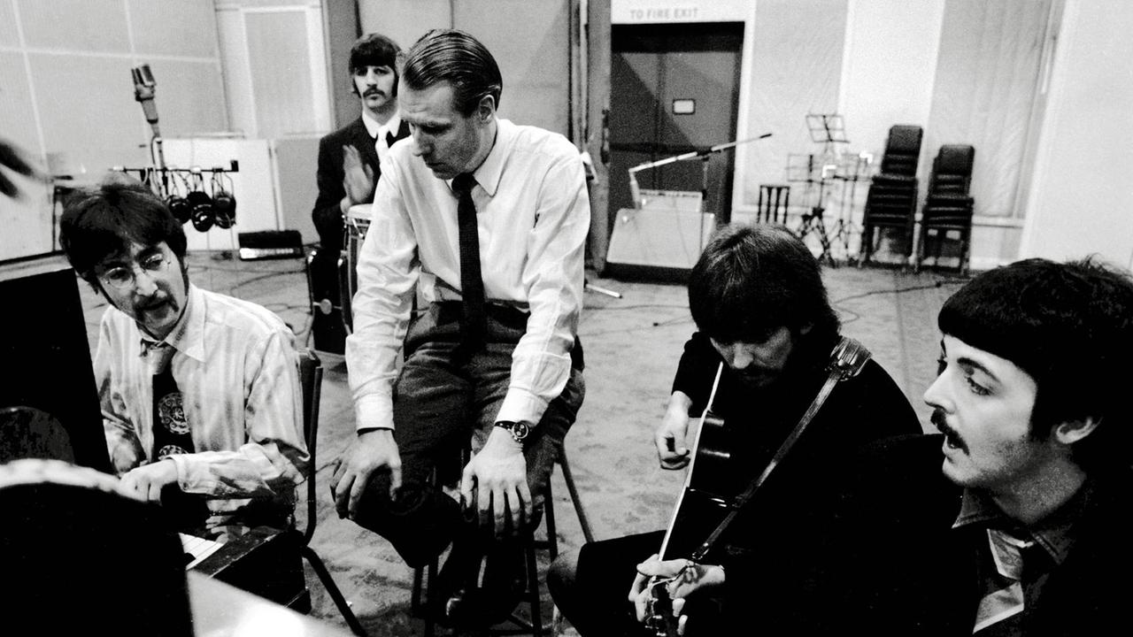 George Martin (m) zusammen mit den Beatles im Studio in Hollywood, Californien, für Aufnahmen am Album "Sgt Pepper s Lonely Hearts Club Band" im Jahr 1967. George Martin (m) zusammen mit den Beatles im Studio in Hollywood, Californien, für Aufnahmen am Album "Sgt Pepper s Lonely Hearts Club Band" im Jahr 1967.